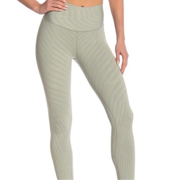 ALO leggings high waist airbrush pistachio colored. - Picture 1 of 6
